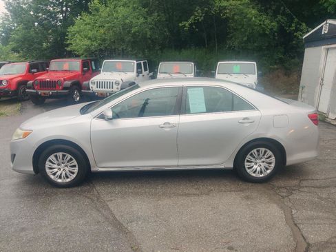 Used 2014 Toyota Camry LE FWD image 3