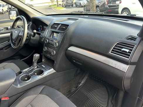 Used 2017 Ford Explorer XLT image 24