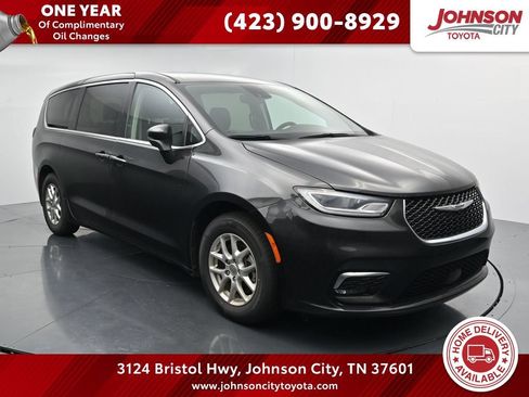 Used 2023 Chrysler Pacifica Touring-L FWD image 1