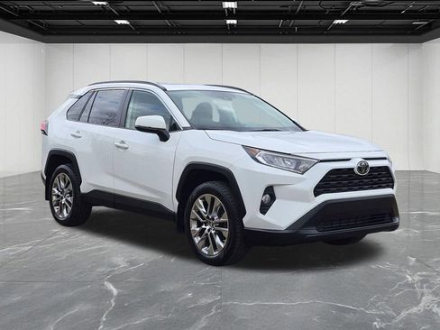 Used 2019 Toyota RAV4 XLE Premium w/ Carpet Mat Package image 7