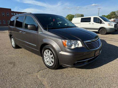Used 2016 Chrysler Town & Country Touring w/ Driver Convenience Group FWD image 4