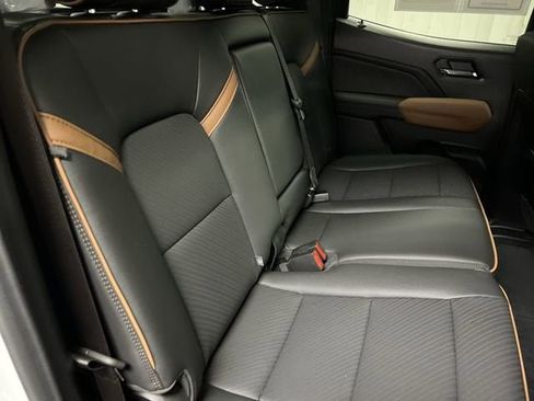 Certified 2025 GMC Canyon AT4 w/ AT4 Premium Package AWD/4WD image 27