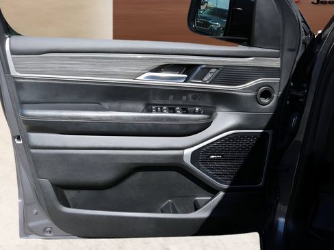 Used 2022 Jeep Wagoneer Series III w/ Flexible Seating Group RWD image 10