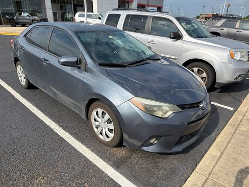Used 2015 Toyota Corolla LE FWD image 2