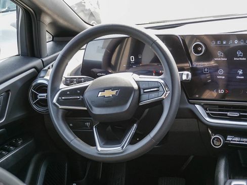 Used 2026 Chevrolet Equinox EV LT FWD image 16