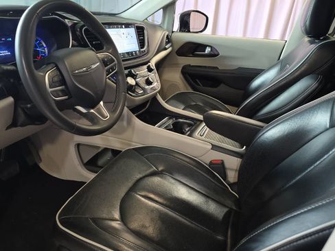 Used 2023 Chrysler Pacifica Limited FWD image 14