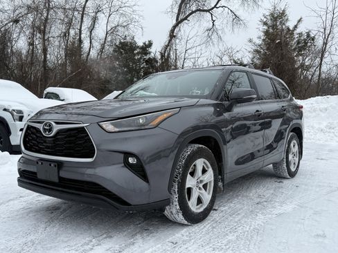 Used 2023 Toyota Highlander LE image 1