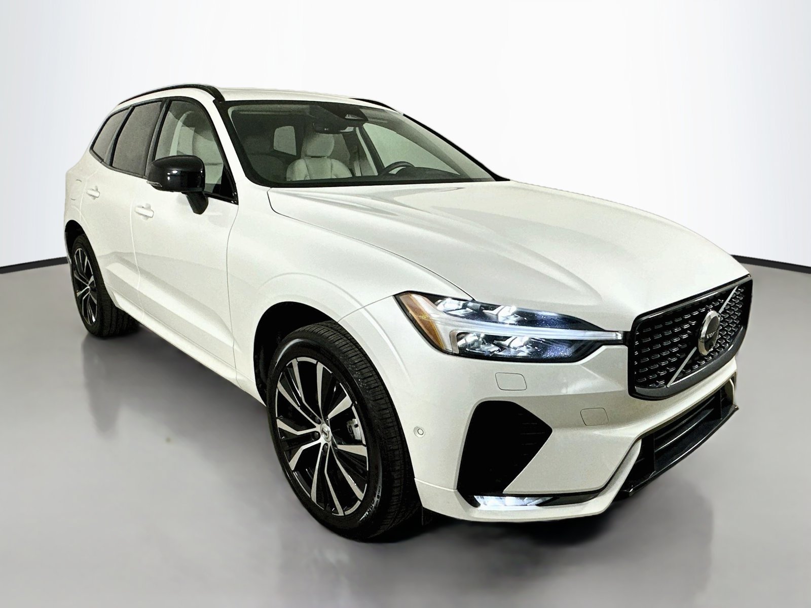 Certified 2024 Volvo XC60 B5 Plus w/ Climate Package AWD/4WD image 3
