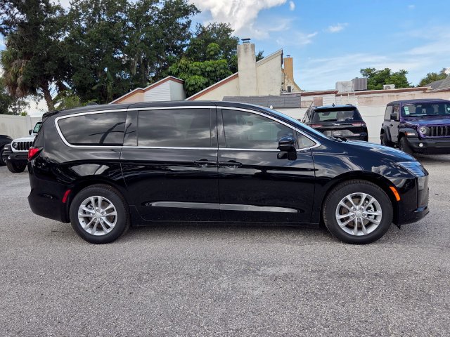 New 2027 Chrysler Pacifica Select FWD image 9