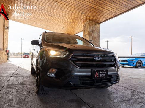 Used 2017 Ford Escape SE image 3