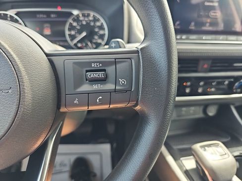 Used 2024 Nissan Rogue S FWD image 18