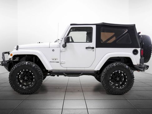 Used 2018 Jeep Wrangler Sahara w/ Connectivity Group AWD/4WD image 11