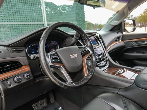 Used 2017 Cadillac Escalade ESV Luxury AWD/4WD image 3