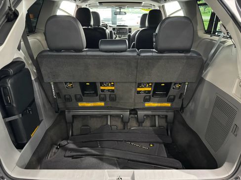 Used 2013 Toyota Sienna SE FWD image 23