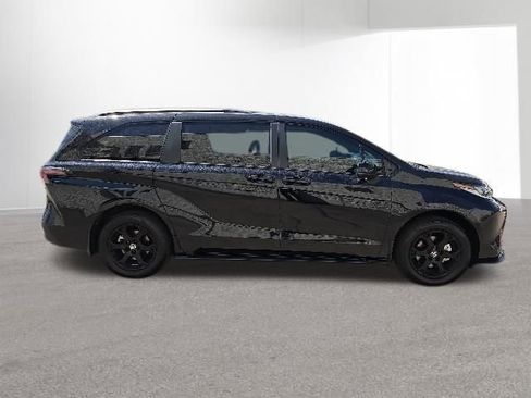 Certified 2026 Toyota Sienna XLE Woodland Edition AWD/4WD image 5