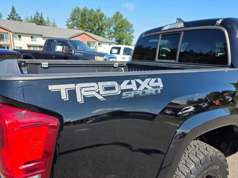 Used 2016 Toyota Tacoma TRD Sport AWD/4WD image 9