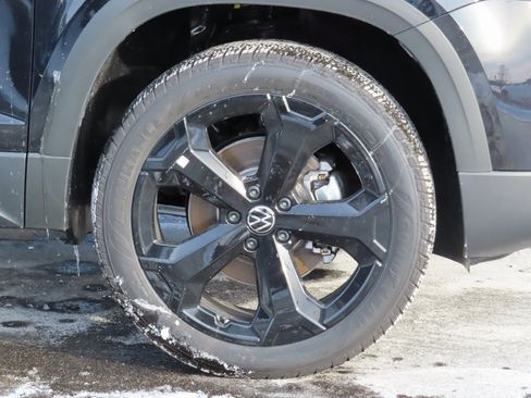 New 2026 Volkswagen Taos SE image 16