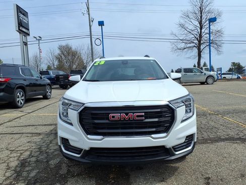 Used 2023 GMC Terrain SLE w/ Driver Convenience Package image 2