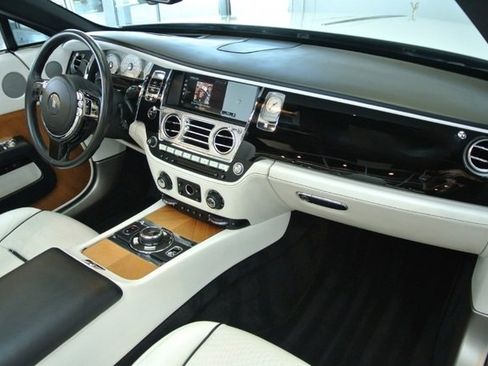 Used 2019 Rolls-Royce Dawn image 17