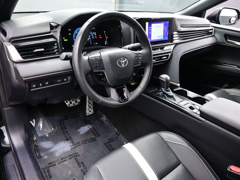 Used 2025 Toyota Camry SE image 13
