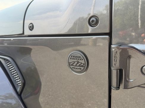 Used 2022 Jeep Gladiator Sport AWD/4WD image 18