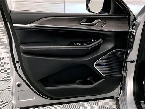 Used 2021 Jeep Grand Cherokee L Overland image 18