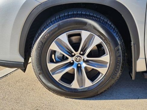Used 2024 Toyota Highlander XLE image 17