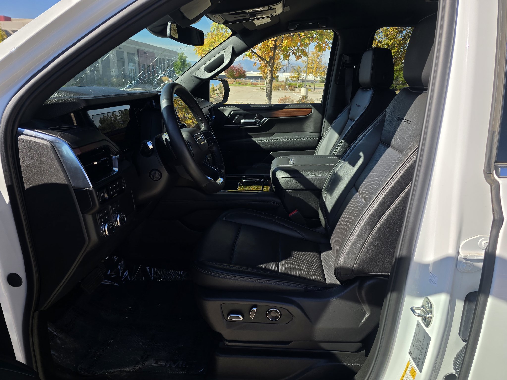 Used 2025 GMC Yukon XL Denali AWD/4WD image 13