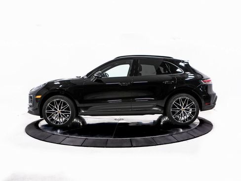 Certified 2025 Porsche Macan image 2