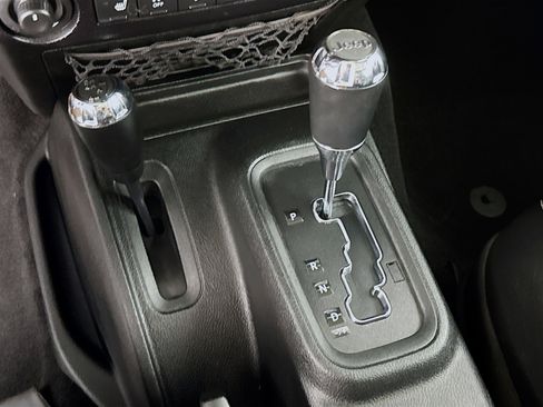 Used 2017 Jeep Wrangler Unlimited Sahara w/ Connectivity Group image 19