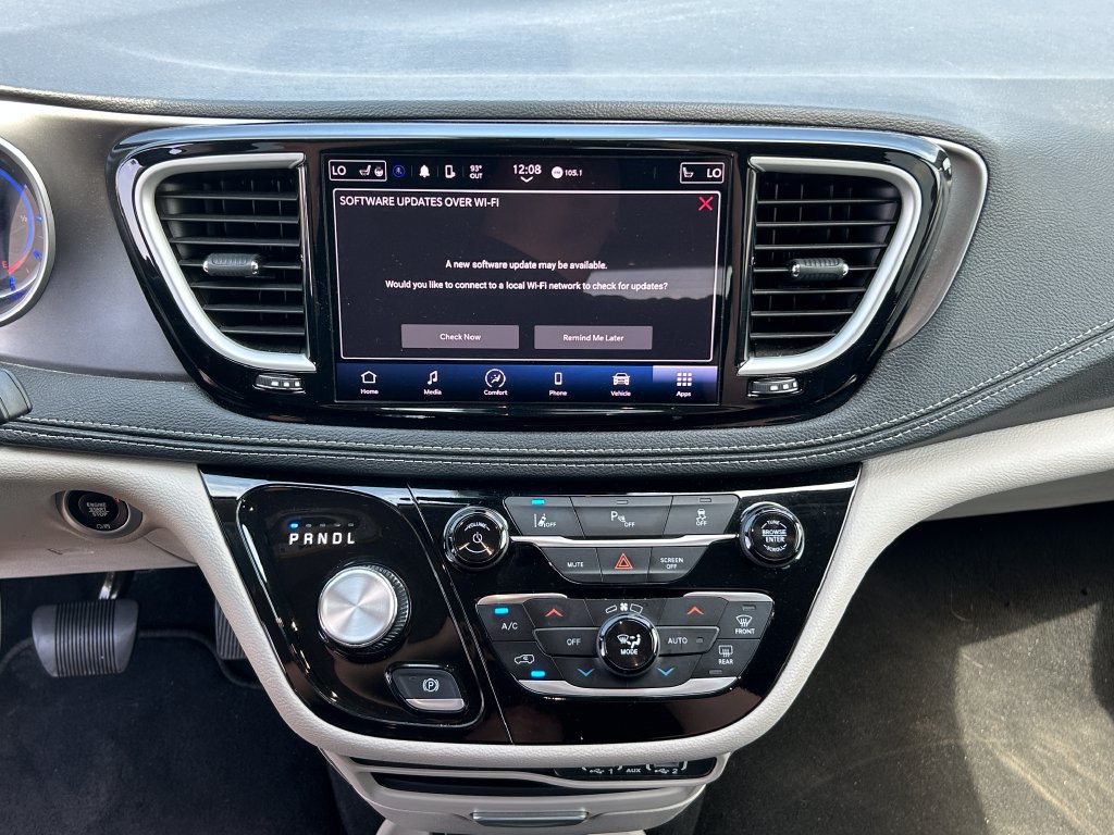 Used 2023 Chrysler Pacifica Touring-L FWD image 13