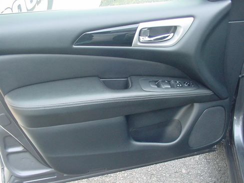 Used 2019 Nissan Pathfinder S image 6