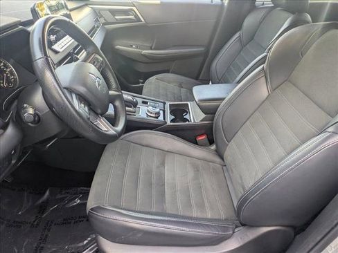 Used 2024 Mitsubishi Outlander SE image 16