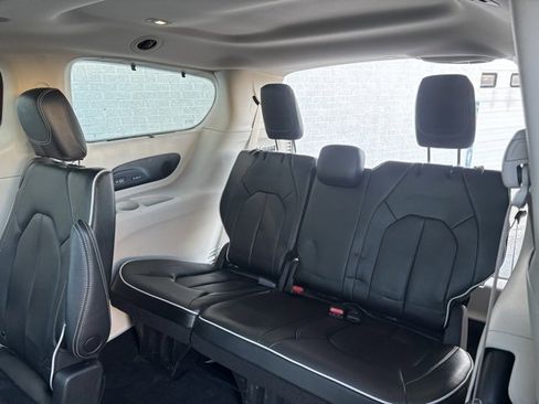 Used 2022 Chrysler Pacifica Limited image 25