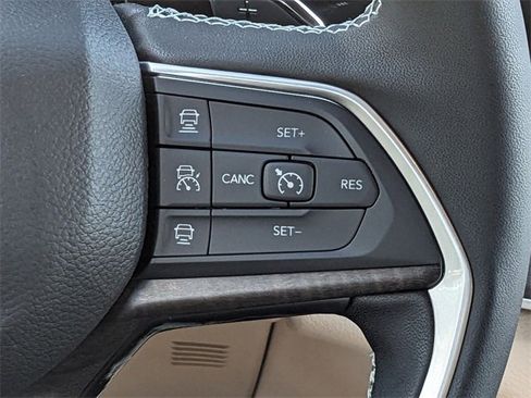 New 2025 Jeep Grand Cherokee Limited image 18