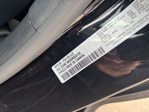 Used 2025 Chrysler Pacifica Select image 25