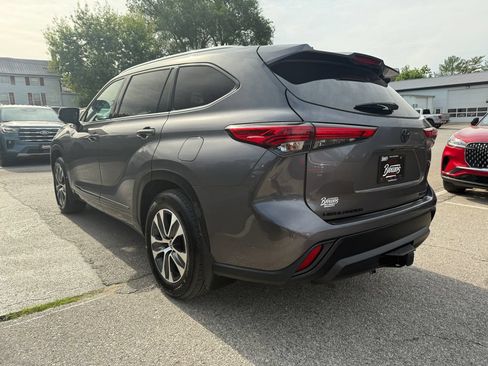 Used 2022 Toyota Highlander XLE AWD/4WD image 6