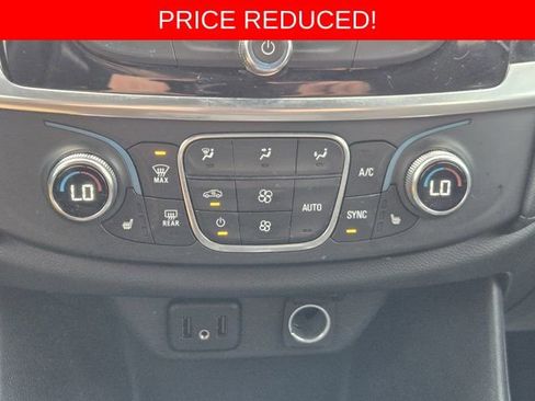 Used 2022 Chevrolet Traverse LT FWD image 19