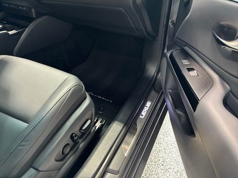 Used 2025 Lexus ES 350 w/ Premium Package FWD image 13