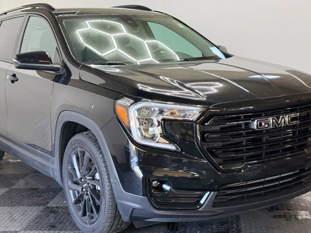 Used 2024 GMC Terrain SLT w/ Elevation Edition FWD image 3