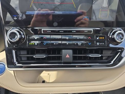 Used 2021 Toyota Highlander Platinum image 25