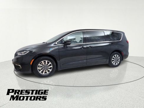 Used 2023 Chrysler Pacifica Touring-L FWD image 4