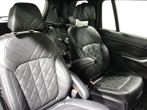 Used 2024 BMW X7 xDrive40i w/ M Sport Package AWD/4WD image 11