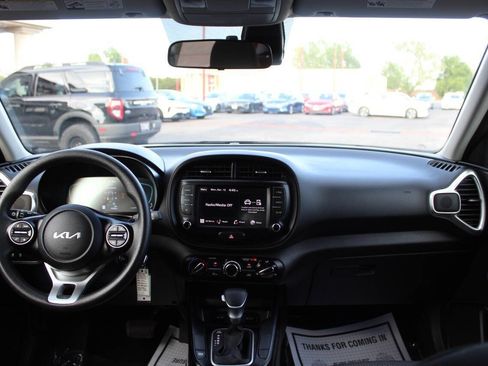Used 2025 Kia Soul LX w/ LX Technology Package FWD image 19