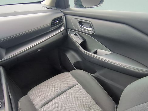 Used 2025 Nissan Rogue SV FWD image 14