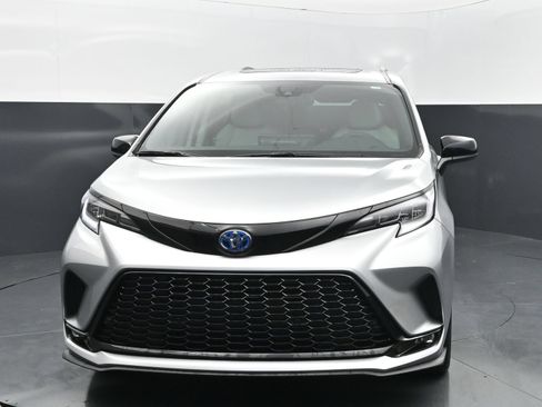 Used 2025 Toyota Sienna XSE w/ XSE Plus Package FWD image 8