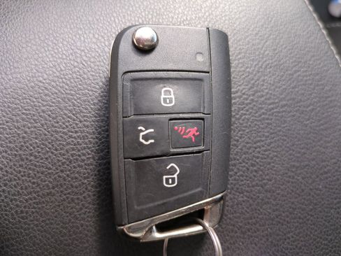 Used 2016 Volkswagen Golf Limited Edition image 29