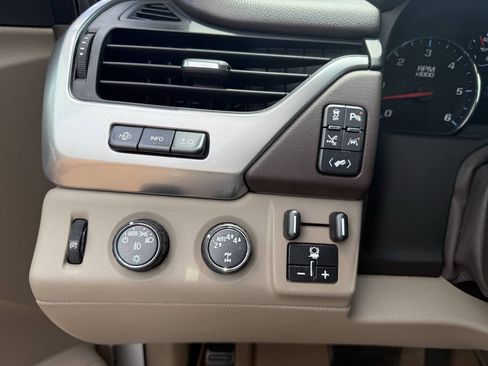 Used 2017 Chevrolet Suburban Premier AWD/4WD image 5