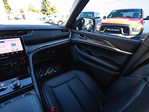 New 2025 Jeep Grand Cherokee Limited w/ Black Appearance Package image 22