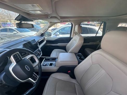 Used 2024 Ford Expedition Limited image 3